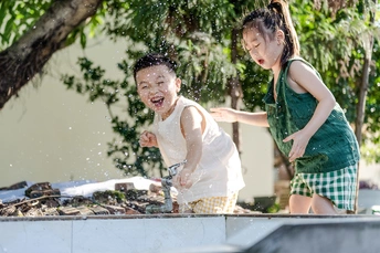 一些年轻的孩子在喷泉里玩水
