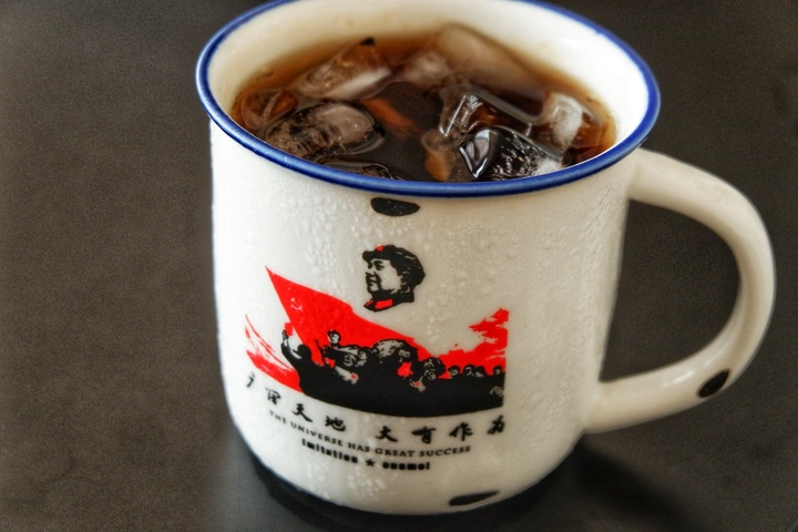 搪瓷杯里的冰镇可乐