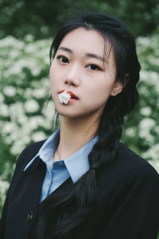 一位戴花头饰的年轻女子正在吃饭。