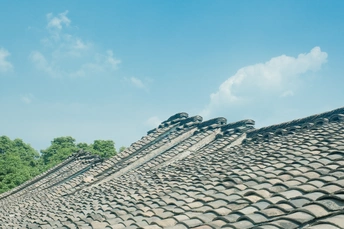 建筑物的屋顶 背景为天空