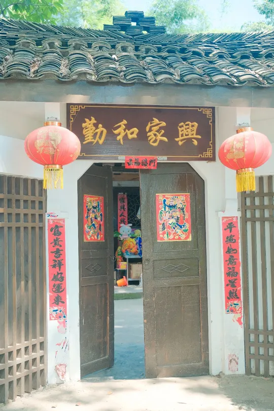 挂红灯笼的小寺庙入口