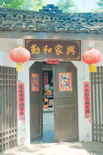 挂红灯笼的小寺庙入口