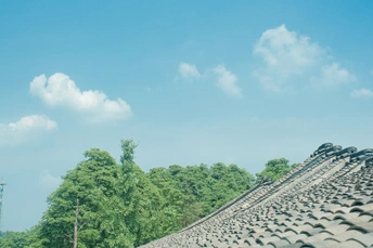 摩托车停在路边