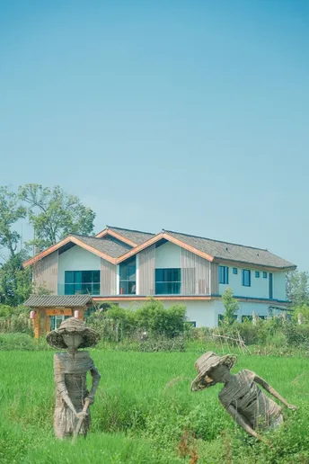 草地上男人的雕像