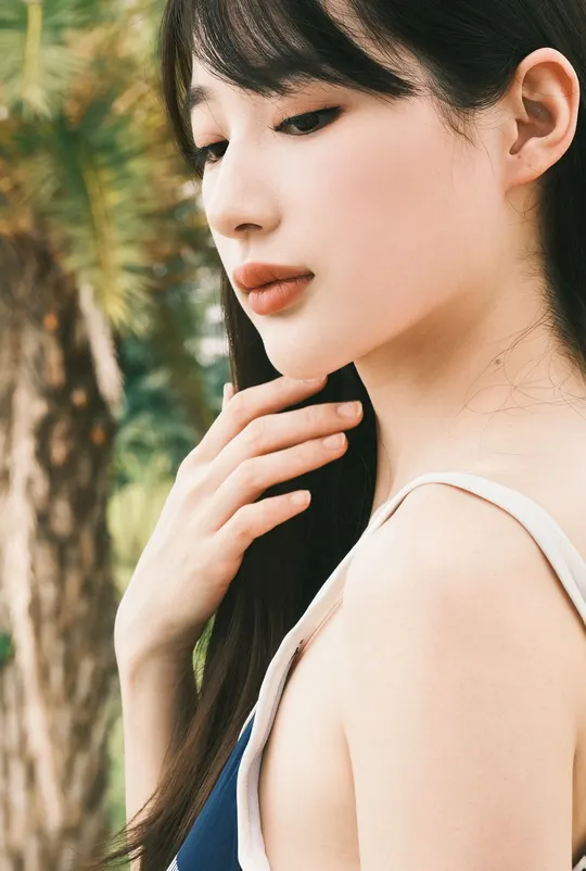 一位美丽的年轻女子 长发 身着蓝色和白色连衣裙的肖像