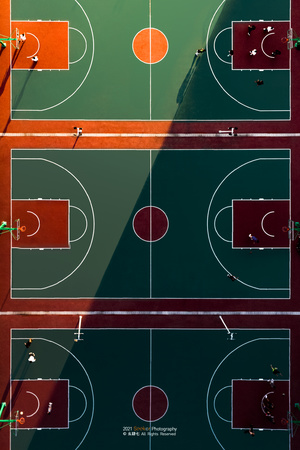 篮球场和绿地的空中视角