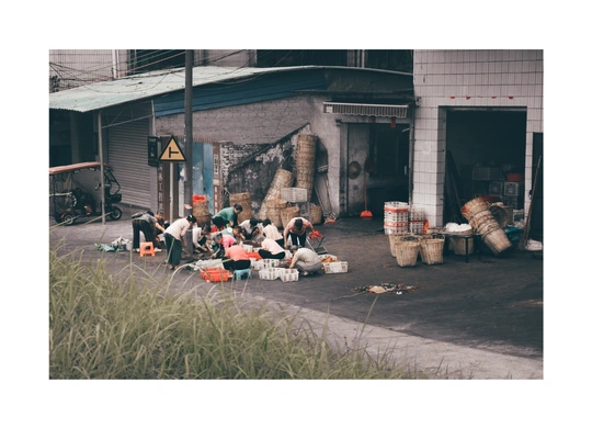 一群人坐在建筑物外面