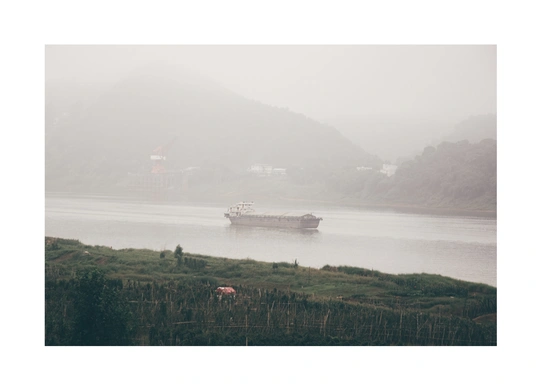 雾气缭绕的河面上的一艘船