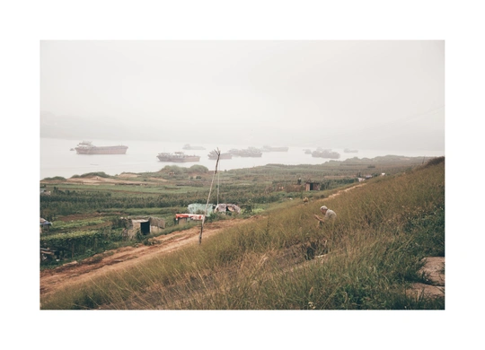 远处的山丘和水景