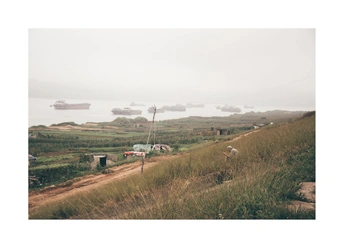 远处的山丘和水景