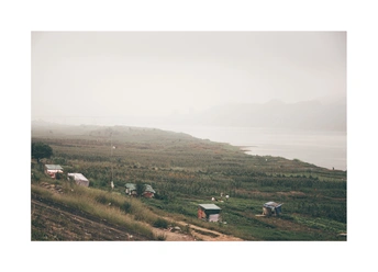 一个小村庄的山顶俯瞰海洋的风景