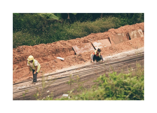 一名在修建公路的施工现场工作的工人