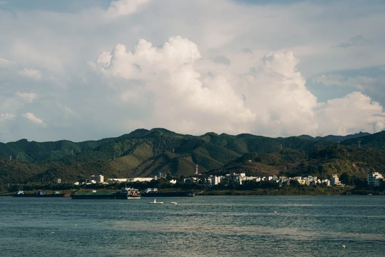 湖中有船 背景有山和镇子