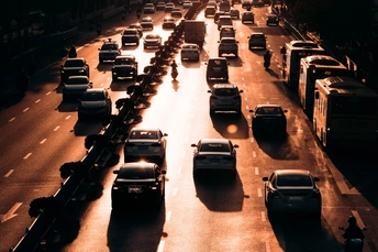 晚上许多车辆在高速公路上行驶的街道