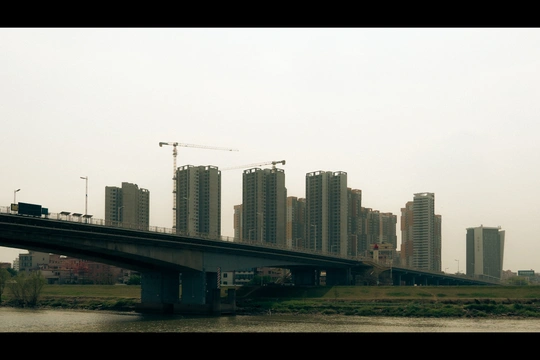 城市附近的水中一座桥 周围有高楼大厦