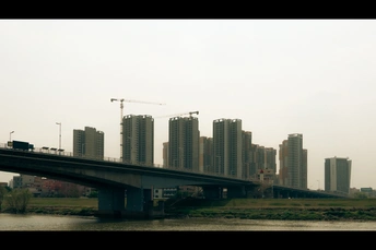 城市附近的水中一座桥 周围有高楼大厦