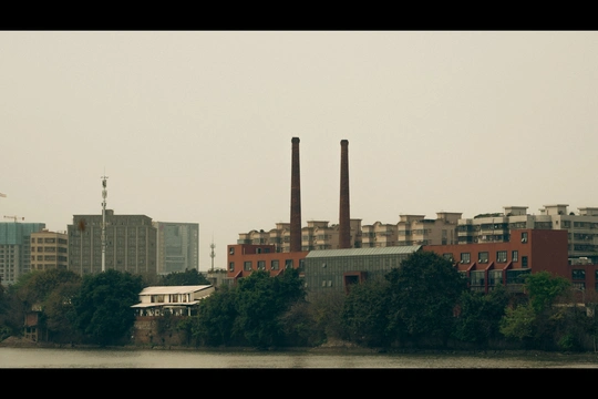 城市附近的大量水域 周围有工业建筑