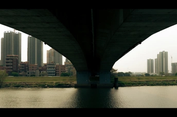 桥下广阔的水域 背景是城市天际线