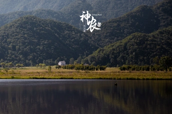 背景是群山和丘陵的大湖