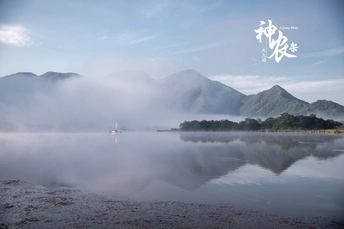 远处有山的湖 薄雾中有船在水面上