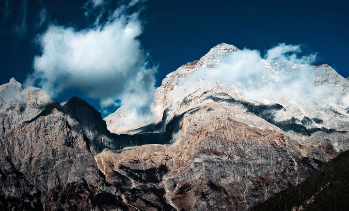云雾缭绕的玉龙雪山