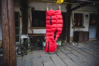 建筑外挂着一件红色的外套