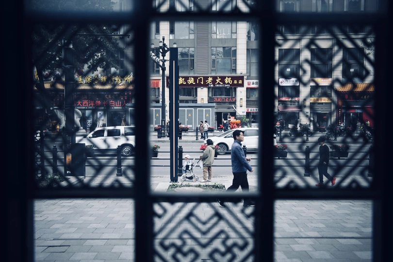 一些人在街上站在一栋建筑前