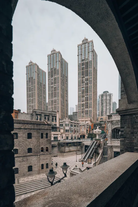 一个大窗户俯瞰一座高楼林立的城