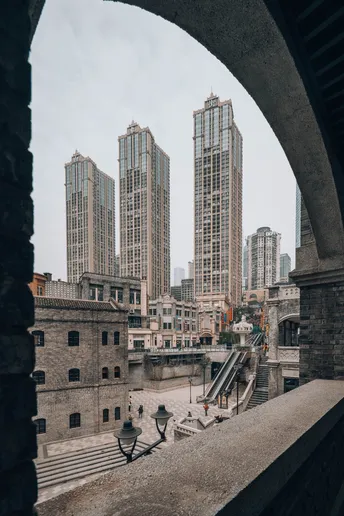 一个大窗户俯瞰一座高楼林立的城