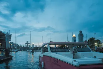 傍晚或夜晚的一个小港口 一艘粉红色的小船