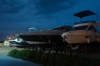 停在码头旁边的一艘船