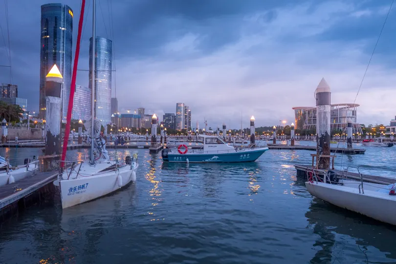 停泊在码头的海军基地 背景有许多建筑