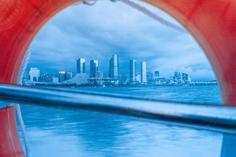 从船上俯瞰大城市的天际线