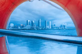 从船上俯瞰大城市的天际线