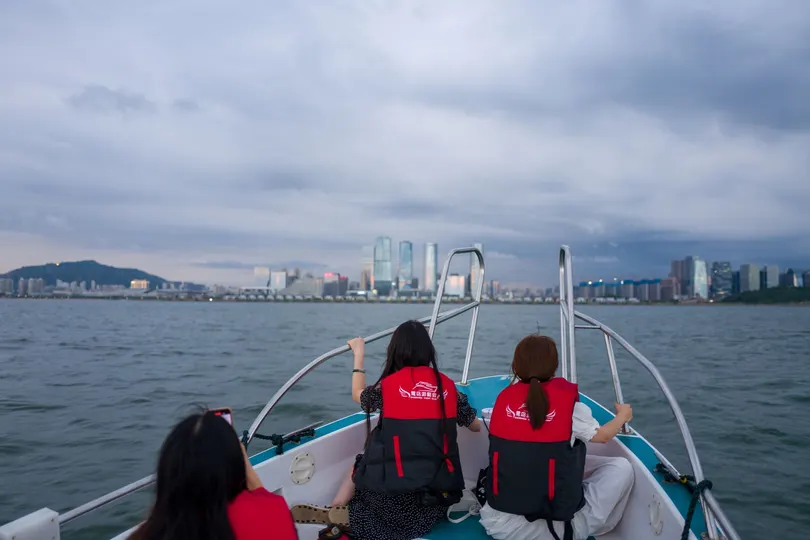 一群人在水上乘船