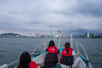 一群人在水上乘船