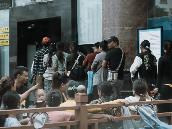 人群站在围栏旁边