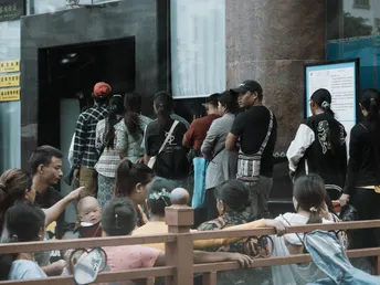 人群站在围栏旁边