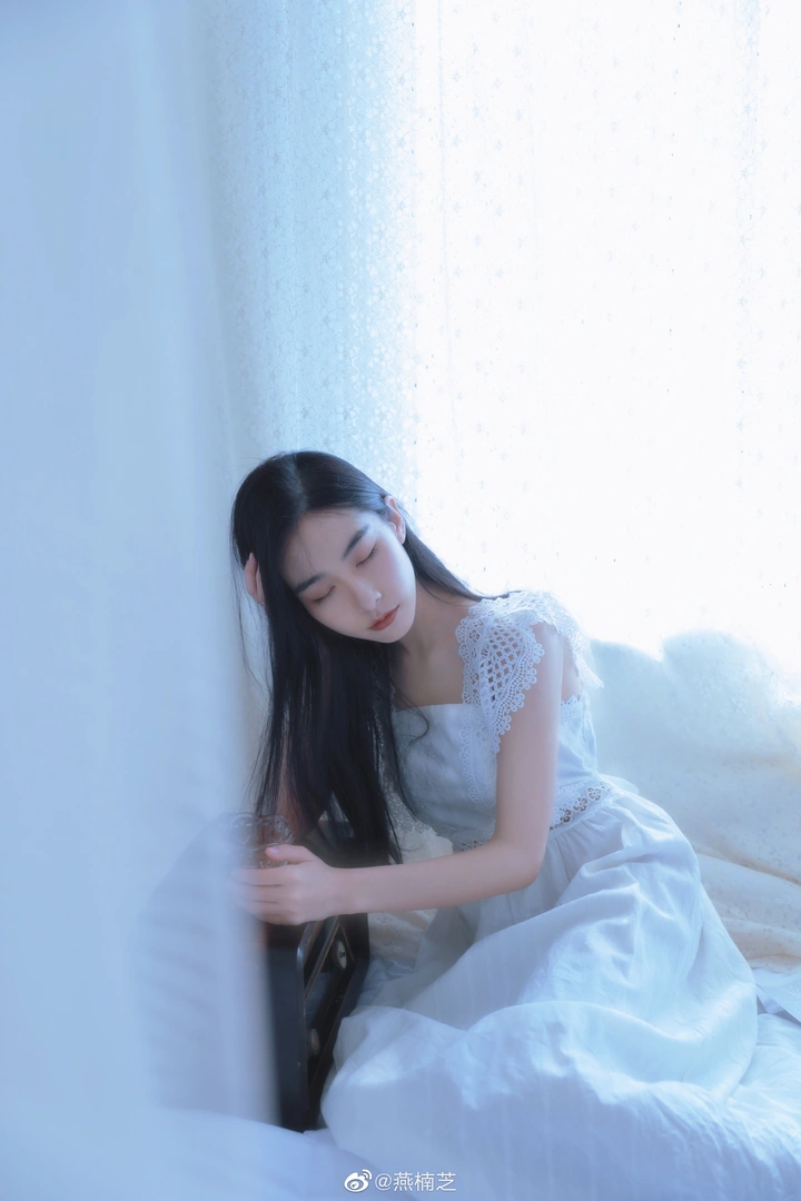 人间忽晚，   山河已秋 。