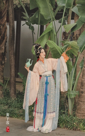 一个穿着 Costume 的女人雕像 手里拿着一把雨伞。