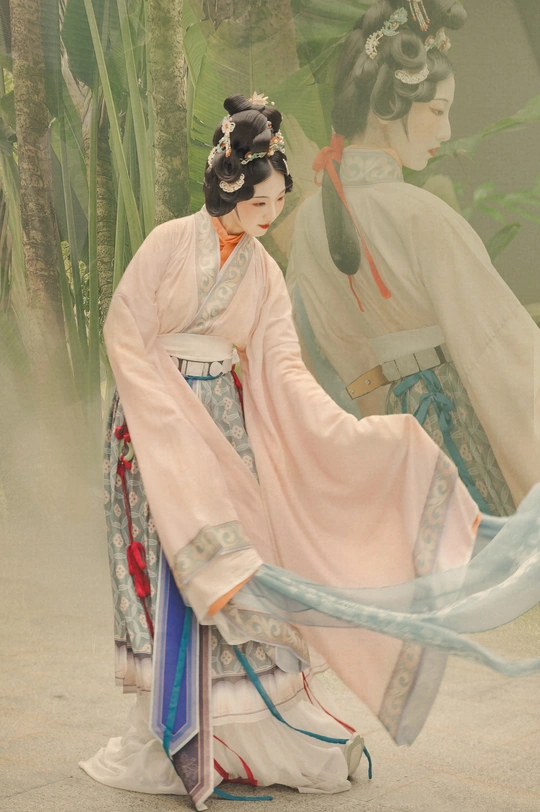 一位穿着和服的女性站在雨伞下