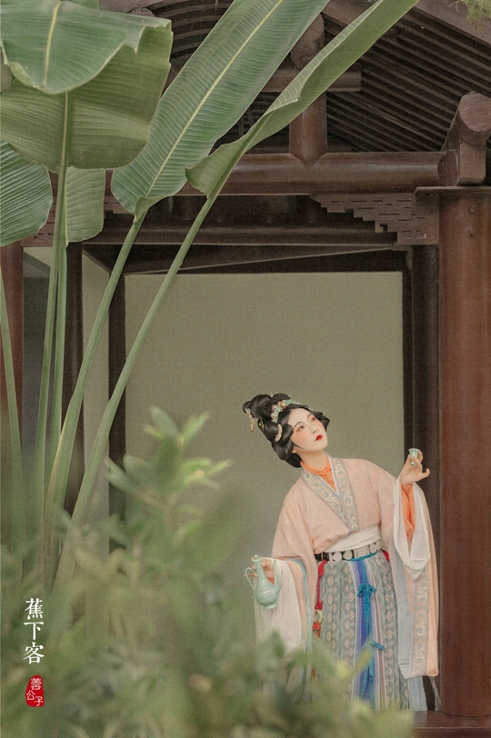 一把伞 一个女性雕像