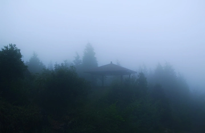 雾中亭-昆明长虫山