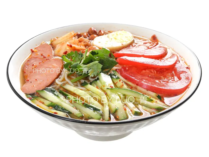 一碗夏天美食冷面的白底图