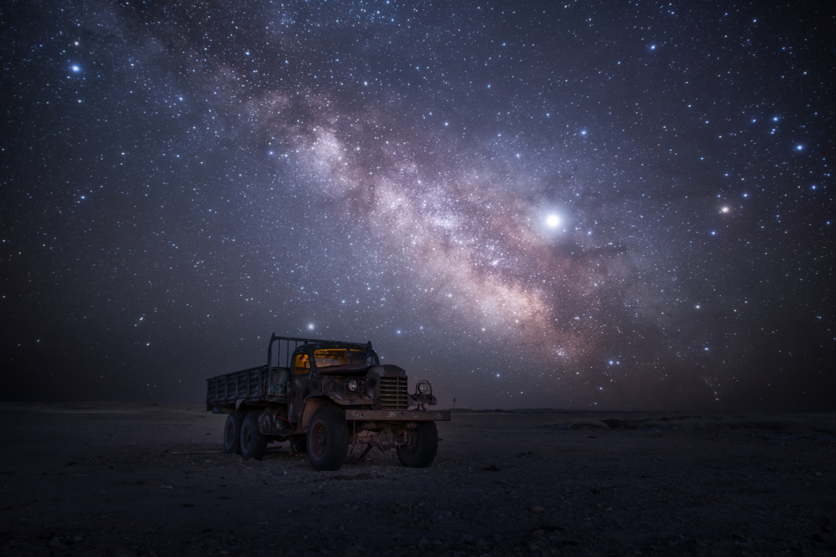 沙漠之夜 一辆旧卡车和拖拉机 天空中繁星闪烁。