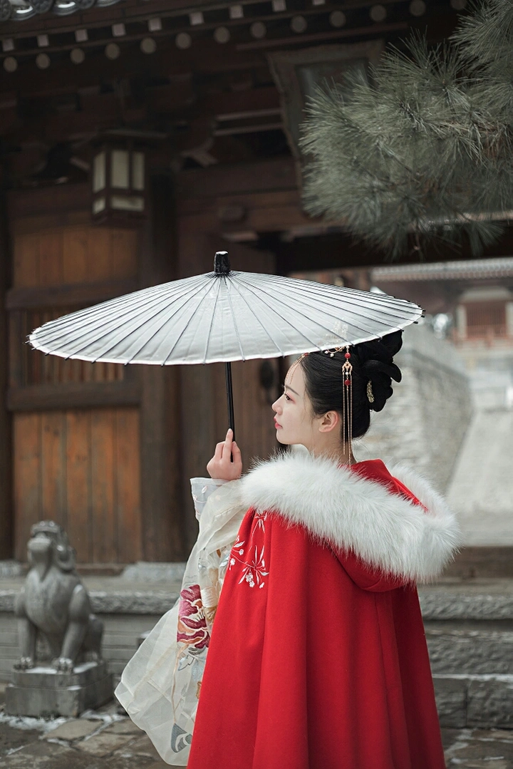 『晚来天欲雪,能饮一杯无。』