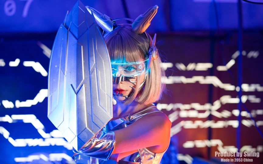 一位穿着未来主义服装的女性持有盾牌