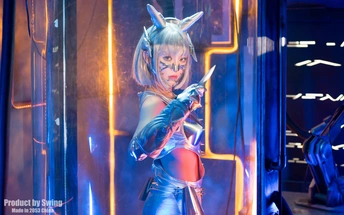 一个在游戏房间拿着剑的女人