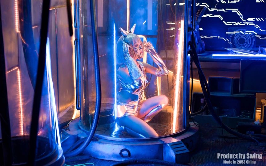 一个坐在玻璃房间里的女人