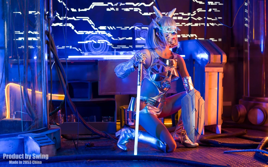 一个坐在房间中间的女人